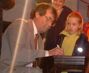 Boycie signing autographs